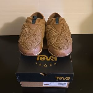 TEVA WOMENS FLEECE SHOES